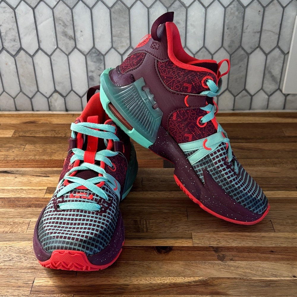 Nike LeBron Youth Witness 7 shoes LK NW size 4Y